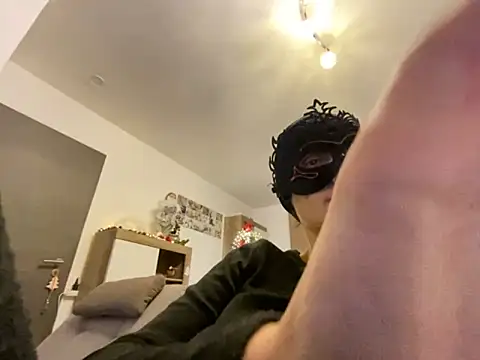 Snapshot of Marilou1983 chatting on December 2025 09:32:01 PM Marilou1983 online show from December 2025 09:32:01 PM