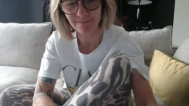 Snapshot of godinflower chatting on September 2025 08:27:01 AM godinflower online show from September 2025 08:27:01 AM