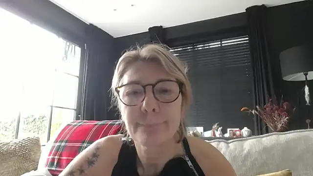 Snapshot of godinflower chatting on October 2025 08:02:02 AM godinflower online show from October 2025 08:02:02 AM