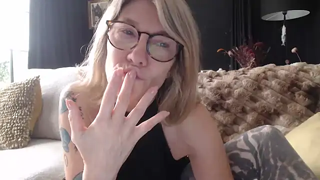 Snapshot of godinflower chatting on October 2025 09:24:01 AM godinflower online show from October 2025 09:24:01 AM