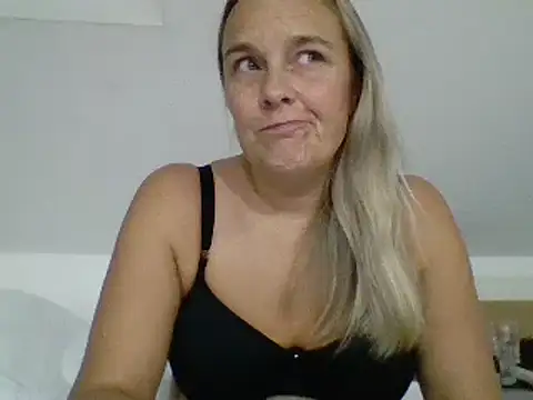 Snapshot of scrummymummy2 chatting on November 2025 09:36:01 PM scrummymummy2 online show from November 2025 09:36:01 PM