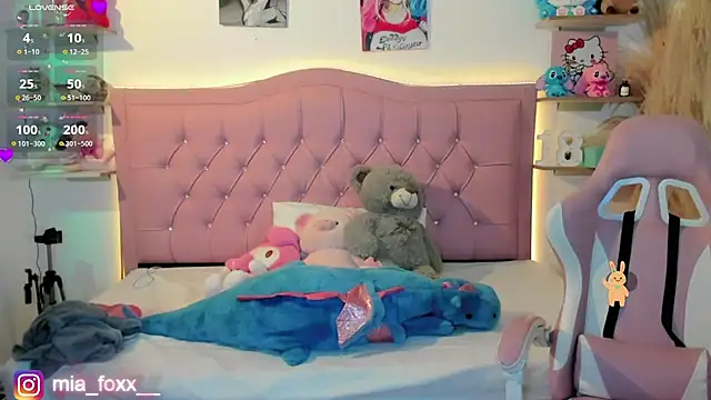 Mia foxx  online show from November 2025 09:03:01 PM