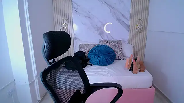 Lunna boobs online show from April 2026 05:10:02 AM