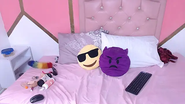 Snapshot of Madeline_Woods chatting on February 2025 06:55:01 PM Madeline Woods online show from February 2025 06:55:01 PM