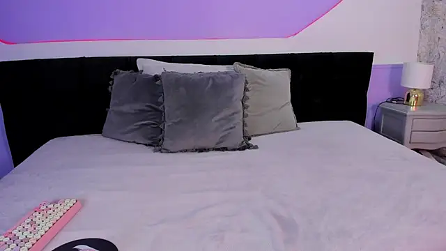 Julieta Cortes   online show from November 2025 12:15:02 PM