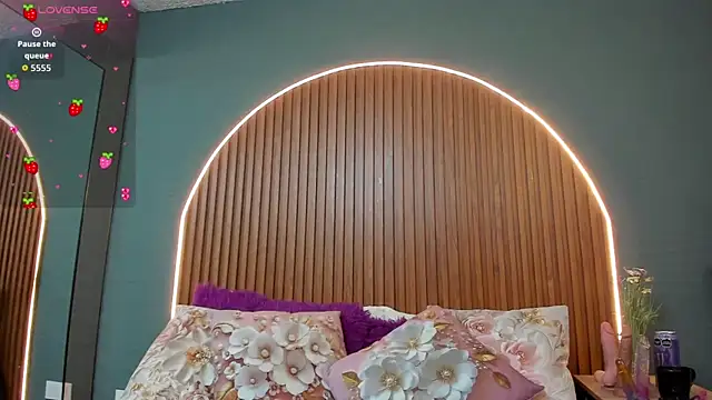 NayeCloud online show from September 2025 03:41:02 AM