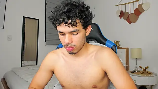 Snapshot of mateoleonee chatting on January 2025 04:20:01 AM mateoleonee online show from January 2025 04:20:01 AM