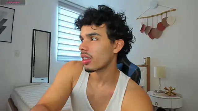 Snapshot of mateoleonee chatting on January 2025 08:01:01 PM mateoleonee online show from January 2025 08:01:01 PM