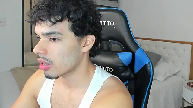 Snapshot of mateoleonee chatting on January 2025 01:18:02 AM mateoleonee online show from January 2025 01:18:02 AM