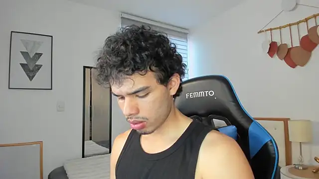 Snapshot of mateoleonee chatting on February 2025 02:47:02 PM mateoleonee online show from February 2025 02:47:02 PM