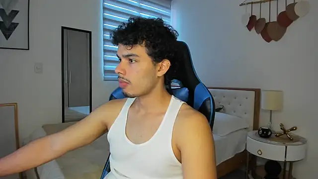 Snapshot of mateoleonee chatting on February 2025 05:05:02 PM mateoleonee online show from February 2025 05:05:02 PM