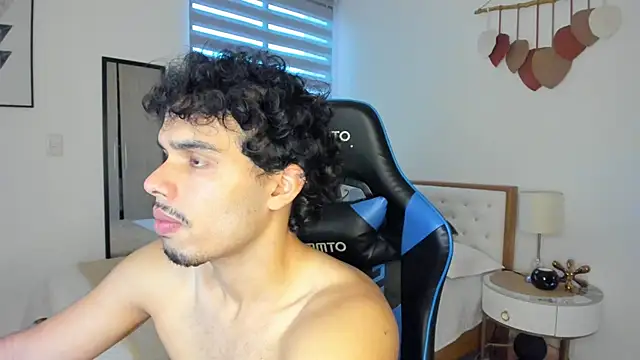 Snapshot of mateoleonee chatting on February 2025 08:26:01 PM mateoleonee online show from February 2025 08:26:01 PM