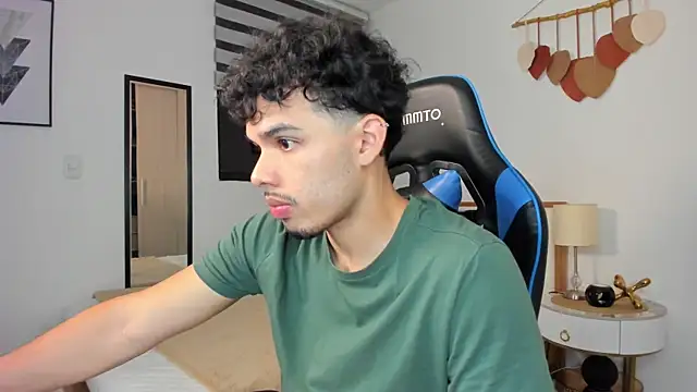 Snapshot of mateoleonee chatting on February 2025 12:47:02 AM mateoleonee online show from February 2025 12:47:02 AM