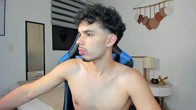 Snapshot of mateoleonee chatting on February 2025 03:52:02 AM mateoleonee online show from February 2025 03:52:02 AM