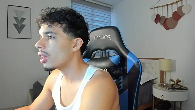 Snapshot of mateoleonee chatting on March 2025 08:00:01 PM mateoleonee online show from March 2025 08:00:01 PM