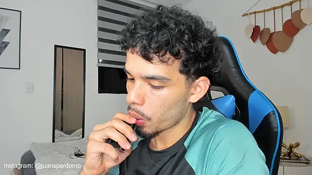 Snapshot of mateoleonee chatting on March 2025 12:18:02 AM mateoleonee online show from March 2025 12:18:02 AM