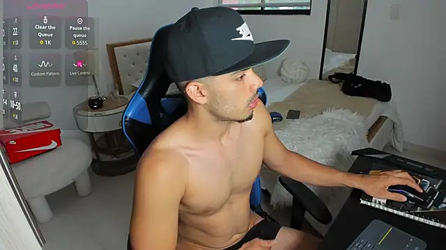 Snapshot of mateoleonee chatting on October 2025 08:18:02 PM mateoleonee online show from October 2025 08:18:02 PM