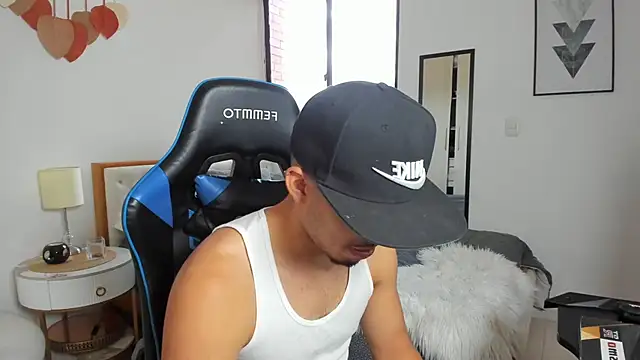 Snapshot of mateoleonee chatting on October 2025 07:47:01 PM mateoleonee online show from October 2025 07:47:01 PM