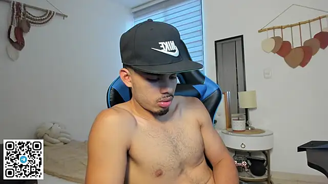 Snapshot of mateoleonee chatting on December 2025 08:03:02 PM mateoleonee online show from December 2025 08:03:02 PM