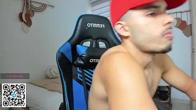 Snapshot of mateoleonee chatting on December 2025 08:26:02 PM mateoleonee online show from December 2025 08:26:02 PM