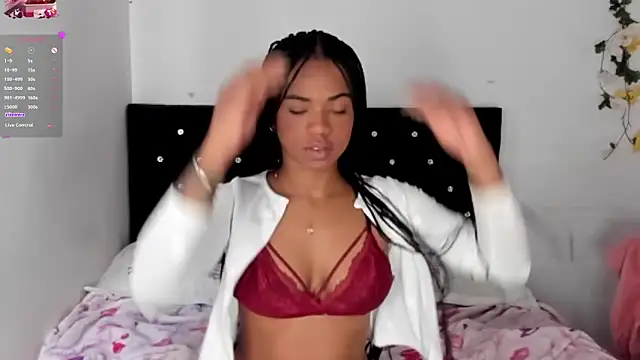 Snapshot of Marce_22 chatting on February 2025 08:08:02 PM Marce 22 online show from February 2025 08:08:02 PM