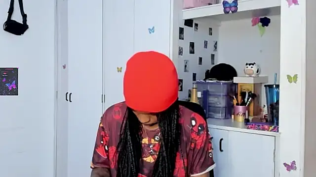 Snapshot of Marce_22 chatting on February 2025 01:29:01 AM Marce 22 online show from February 2025 01:29:01 AM