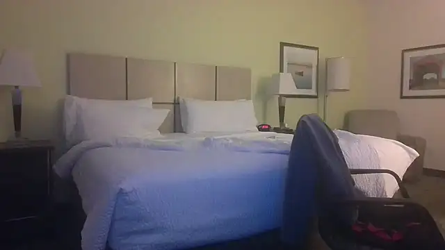 Snapshot of UnCuTupTheBuTT chatting on October 2025 12:58:01 AM UnCuTupTheBuTT online show from October 2025 12:58:01 AM