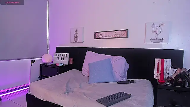 Snapshot of Natasha_Kinski chatting on February 2025 07:59:02 PM Natasha Kinski online show from February 2025 07:59:02 PM