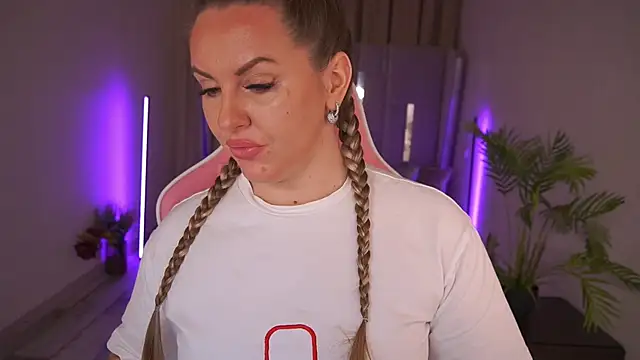 Snapshot of KiraCandyS chatting on January 2025 08:43:01 PM KiraCandyS online show from January 2025 08:43:01 PM