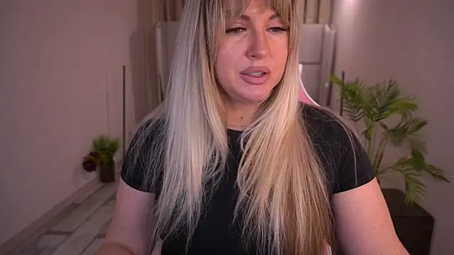 Snapshot of KiraCandyS chatting on January 2025 08:45:01 PM KiraCandyS online show from January 2025 08:45:01 PM