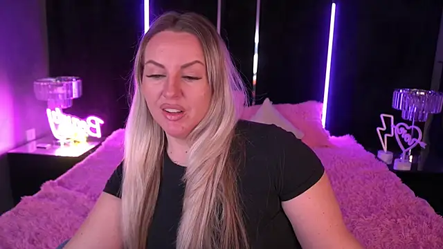 Snapshot of KiraCandyS chatting on January 2025 09:11:02 PM KiraCandyS online show from January 2025 09:11:02 PM