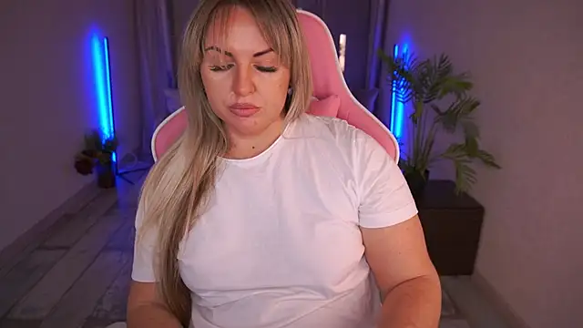 Snapshot of KiraCandyS chatting on January 2025 08:46:01 PM KiraCandyS online show from January 2025 08:46:01 PM