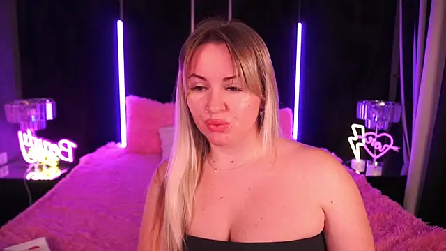 Snapshot of KiraCandyS chatting on February 2025 08:49:01 PM KiraCandyS online show from February 2025 08:49:01 PM