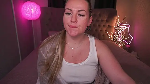 Snapshot of KiraCandyS chatting on February 2025 03:01:02 AM KiraCandyS online show from February 2025 03:01:02 AM