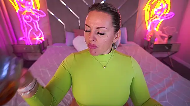 Snapshot of KiraCandyS chatting on September 2025 08:56:01 PM KiraCandyS online show from September 2025 08:56:01 PM