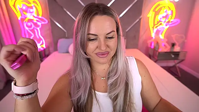 Snapshot of KiraCandyS chatting on October 2025 01:22:01 PM KiraCandyS online show from October 2025 01:22:01 PM