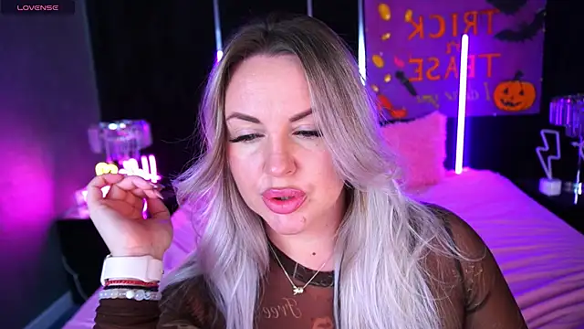 Snapshot of KiraCandyS chatting on November 2025 10:32:01 PM KiraCandyS online show from November 2025 10:32:01 PM