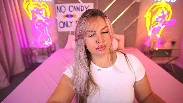 Snapshot of KiraCandyS chatting on November 2025 10:09:02 PM KiraCandyS online show from November 2025 10:09:02 PM