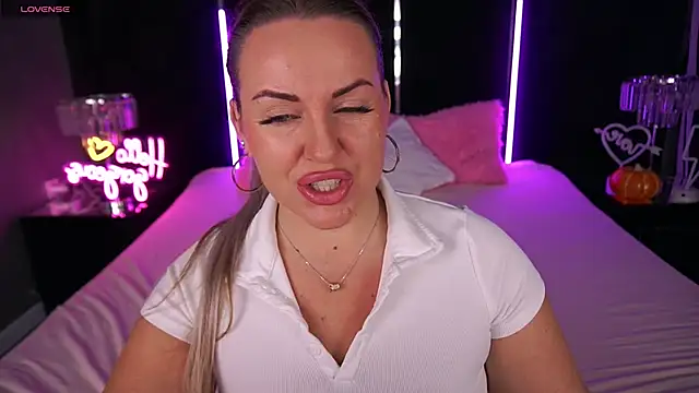 Snapshot of KiraCandyS chatting on November 2025 03:23:02 PM KiraCandyS online show from November 2025 03:23:02 PM