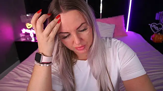 Snapshot of KiraCandyS chatting on November 2025 03:29:02 AM KiraCandyS online show from November 2025 03:29:02 AM