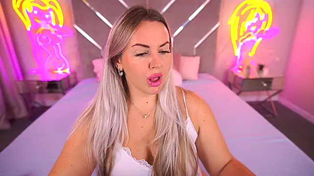 Snapshot of KiraCandyS chatting on November 2025 09:58:01 PM KiraCandyS online show from November 2025 09:58:01 PM