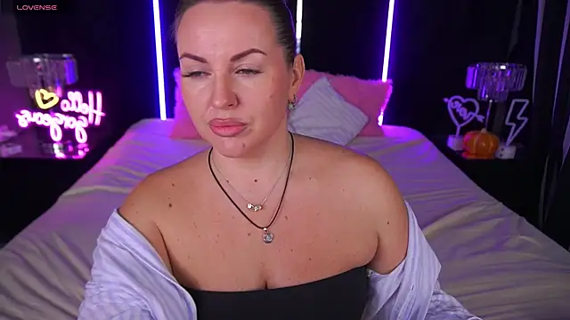 Snapshot of KiraCandyS chatting on November 2025 09:57:02 PM KiraCandyS online show from November 2025 09:57:02 PM