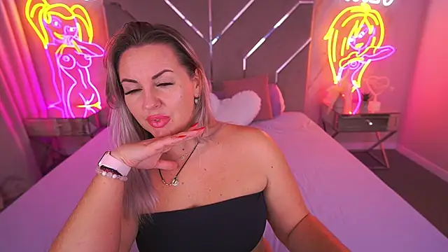 Snapshot of KiraCandyS chatting on November 2025 09:14:01 PM KiraCandyS online show from November 2025 09:14:01 PM