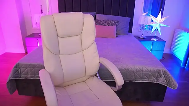 Snapshot of KiraCandyS chatting on December 2025 07:53:02 PM KiraCandyS online show from December 2025 07:53:02 PM