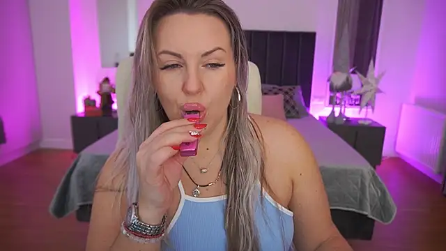 Snapshot of KiraCandyS chatting on January 2026 09:18:01 PM KiraCandyS online show from January 2026 09:18:01 PM