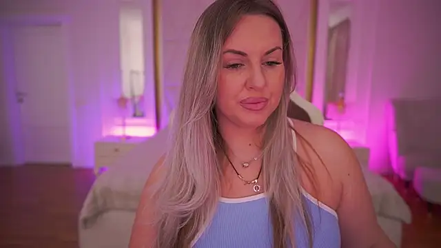 Snapshot of KiraCandyS chatting on February 2026 08:36:01 PM KiraCandyS online show from February 2026 08:36:01 PM