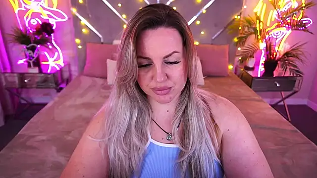 Snapshot of KiraCandyS chatting on April 2026 08:10:01 PM KiraCandyS online show from April 2026 08:10:01 PM