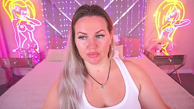 Snapshot of KiraCandyS chatting on May 2026 08:03:01 PM KiraCandyS online show from May 2026 08:03:01 PM