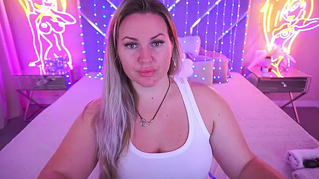 Snapshot of KiraCandyS chatting on May 2026 08:37:01 PM KiraCandyS online show from May 2026 08:37:01 PM