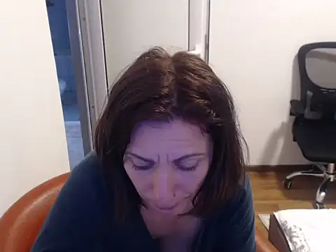 Snapshot of Emmatoo chatting on March 2026 06:44:01 PM Emmatoo online show from March 2026 06:44:01 PM